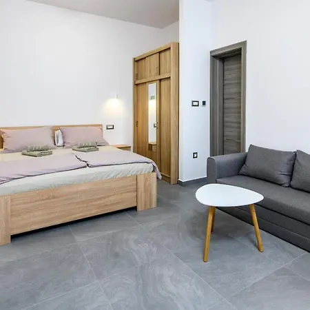Delalle Apartment Split